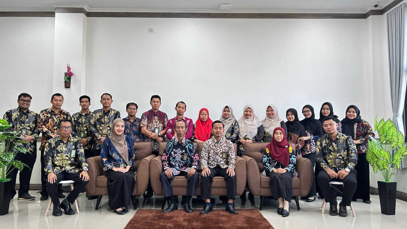 foto bersama pelepasan bu pur dan pak bayu
